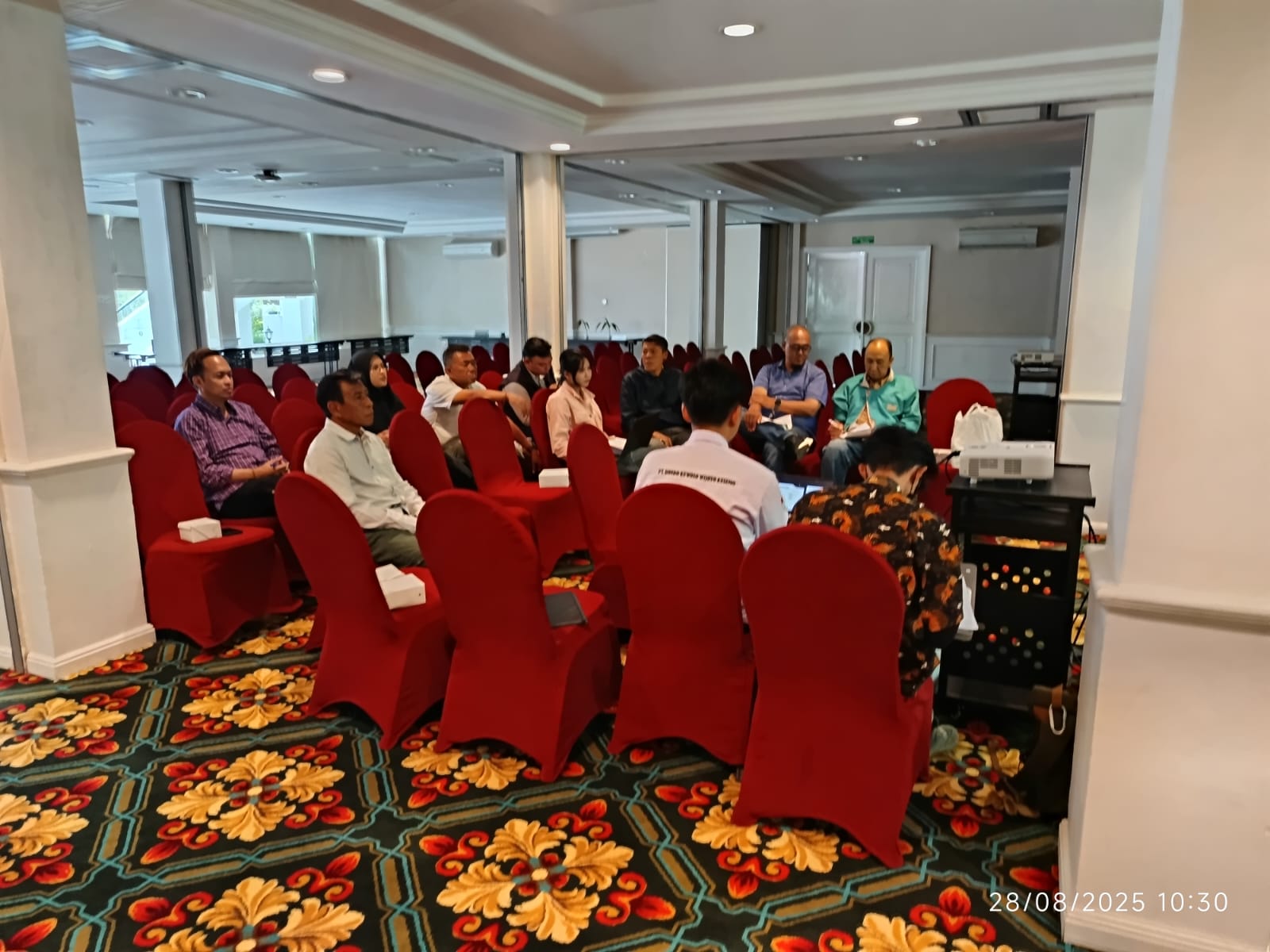 Tim PT. BKWK sedang berdiskusi